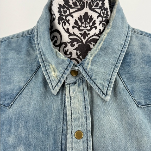 Free People Distressed Denim Shirt Boho Western Tomboy Snap Button Frayed Hem - Picture 5 of 13